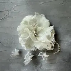 ホワイト　花モチーフコサージュ