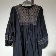 SM2 刺繍入り黒長袖ワンピース