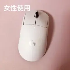 女性使用 Logicool PRO X SUPERLIGHT ホワイト マウス