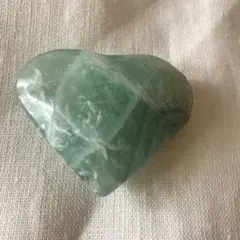 癒しの天然石 ハート型 ふっくら握り心地よい♡エンジェルフェザーフローライト