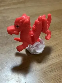 キンダーサプライズフィギュア　赤いドラゴン ドイツのサムネイル