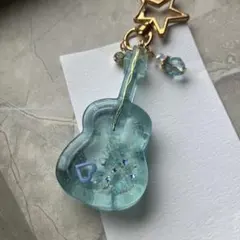 ハンドメイド　レジン　シェイカーキーホルダー　ギター　音楽　水色　みずいろのサムネイル