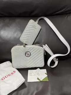 GUESS ライトグレー ショルダーバッグ
