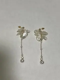 フラワーモチーフ パール ロングピアス ゴールドカラー