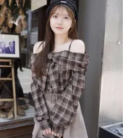 LIP SERVICE　オフショルリボンチェックシャツトップス ブラウン