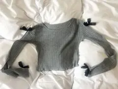 リボン付きオフショルダーグレーセーター