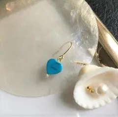ハート型ターコイズブルー天然石とパールのピアス