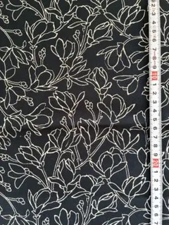 黒地に白花柄 綿生地　約108×50