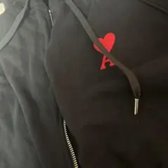 アミパリス　黒　ジップパーカー　赤ハートロゴ