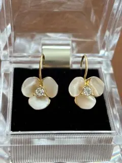 kate spade new york 白蝶貝風 ディスコパンジー　フックピアス