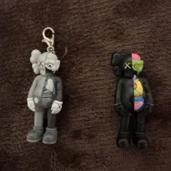KAWS コムデギャルソン　ステッカー3枚セット KAWS コムデギャルソン ステッカー3枚セット - メルカリ