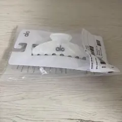 alo ヘアクリップ　ホワイトパール alo yoga 90's Claw Clip ヘアクリップ ホワイトパール - メルカリ