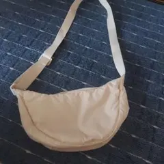 ユニクロ　ラウンドミニ ショルダーバッグ オフホワイト