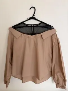 Bershka Japan オフショルダー 長袖トップス　ベージュ