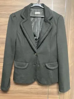 axes femme 黒 テーラードジャケット フリル付き