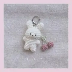 あみぐるみ　うさぎとさくらんぼ　キーホルダー