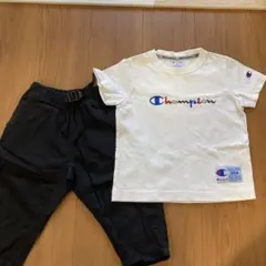 Champion ホワイト Tシャツと黒パンツ