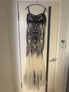 エレガントな黒と白のビーズドレス