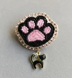 ビーズ刺繍ブローチ　肉球　黒猫