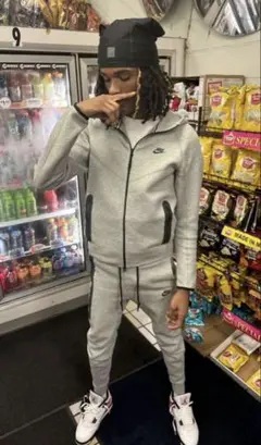 NIKEテックフリースグレー　パーカー