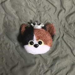 おうかん〔どこかの猫〕 | 羊毛フェルト ブローチ ハンドメイド 三毛猫 動物