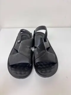 黒のクロスストラップスポーツサンダル