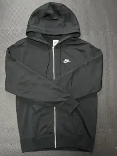 黒ジップパーカー