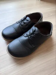 黒いレースアップフォーマルシューズ