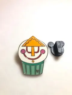 海外 Disney ピンバッジ カップケーキ　イッツアスモールワールド