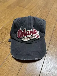 刺繍ロゴ付き黒キャップ