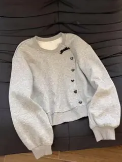 ハートボタン付きグレー スウェット