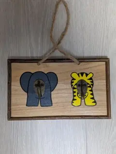 象とトラの木製キーホルダー