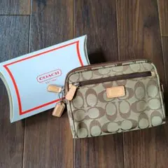 【新品未使用】アメリカで正規店にて購入 COACH シグネチャー 化粧ポーチ