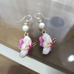 No.81　イヤリング or ピアス（ピンク・蝶）ハンドメイド