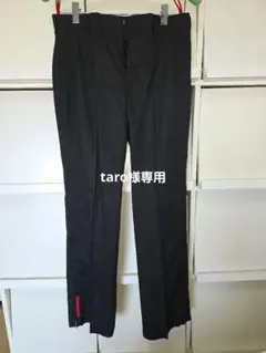 黒いスラックス 赤いアクセント付き 新品タグ付きのサムネイル