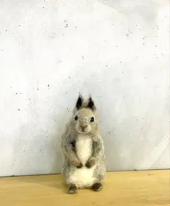 木の実を抱えるリス　白毛　リアルファー　フィギュア　置物　ドイツ　ヴィンテージ 木の実を抱えるリス 白毛 リアルファー フィギュア 置物 ドイツ