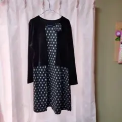 水玉のワンピースにベルベットのジャケットを羽織ったようなワンピースです