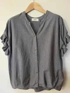 BEAMS HEART ブルーストライプ　フリル袖　スキッパーブラウス