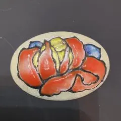 赤いバラのデザイン ブローチ