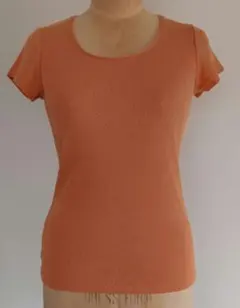 オフオン オレンジ色のTシャツ