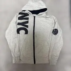 NYCロゴ入りグレーのフード付きパーカー　160