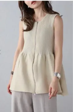 ボンジュールサガン　フロントダブルジップペプラムニットベスト　ライトベージュ