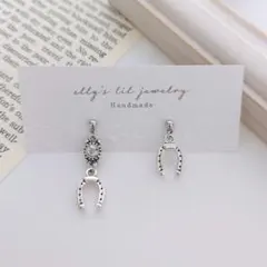 馬蹄モチーフのアシンメトリーピアス/イヤリング 競馬 ホースシュー