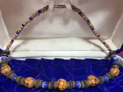 ビーズと木で出来た様なネックレス