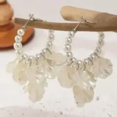 パール 花びら ホワイト シルバー 上品 フープ ピアス