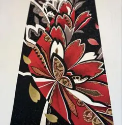 京友禅　はぎれ〈5641〉変形牡丹に吹雪　　黒ラメ地模様　着物Kyo yuzen