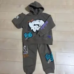 オリーブグリーン グラフィックパーカーセットアップ