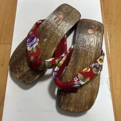伝統的な赤色花柄下駄