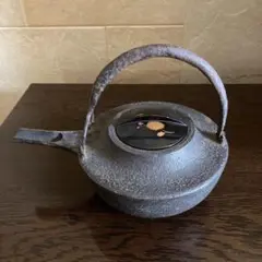 糸目鉄銚子（燗鍋）～古染付蓋添 鉄燗鍋 銚子 六角松竹梅紋 海老手付 染付蓋 江戸時代 | 古美術ささき
