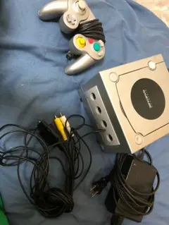 ゲームキューブ  シルバー コントローラ１つ